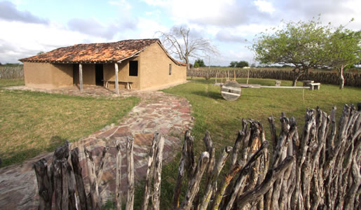 Casa de reboco do Museu Casa de Maria Bonita, na Malhada da Caiçara (Paulo Afonso, BA). Imagem: Guia das Artes.